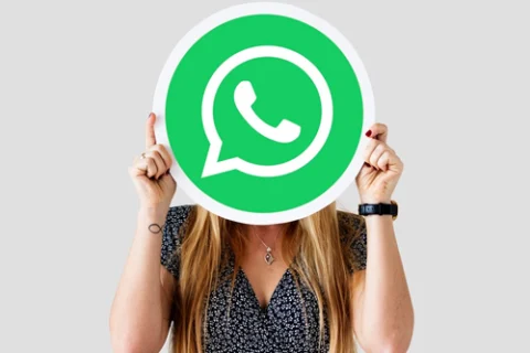 Mulher com logo do aplicativo WhatsApp no rosto.